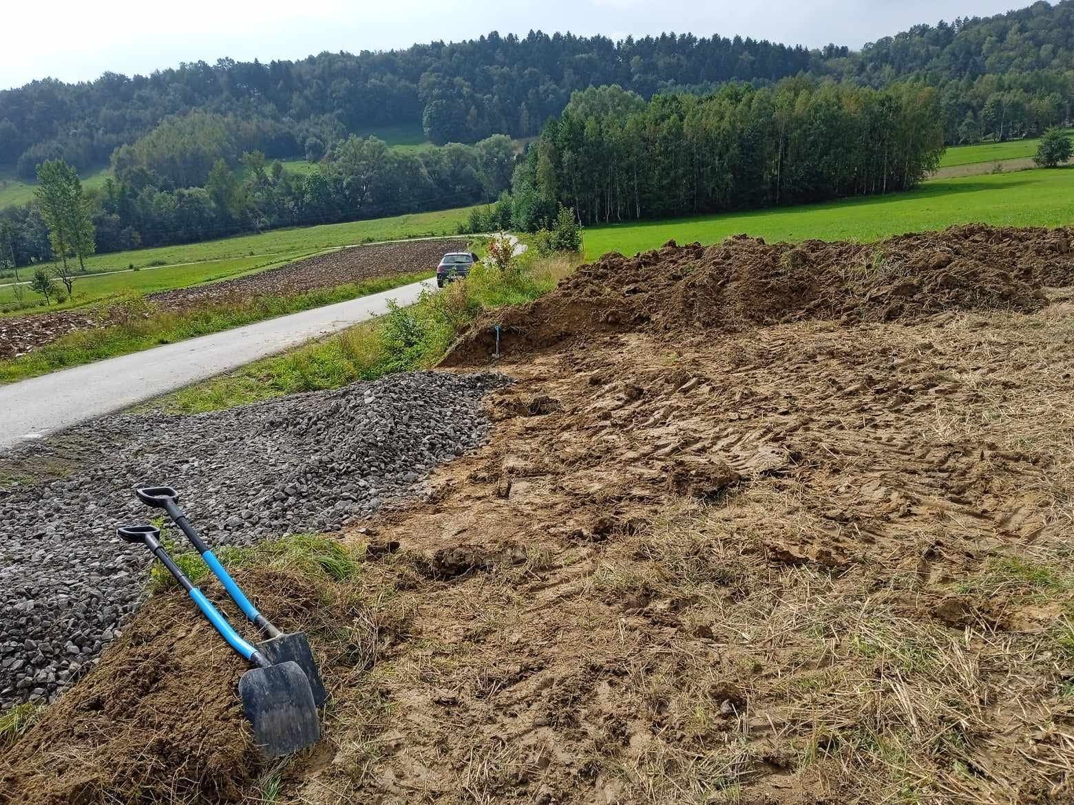 Prace kanalizacyjne koparką